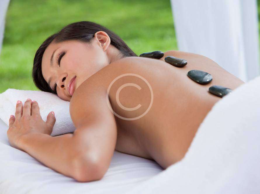 Massage đá nóng nữ