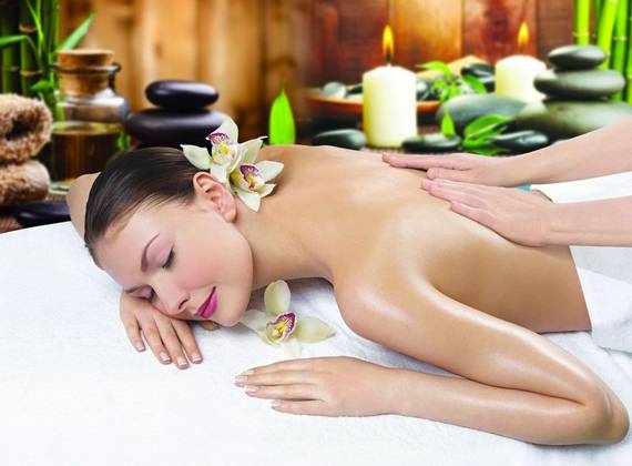 Massage body bằng tinh dầu
